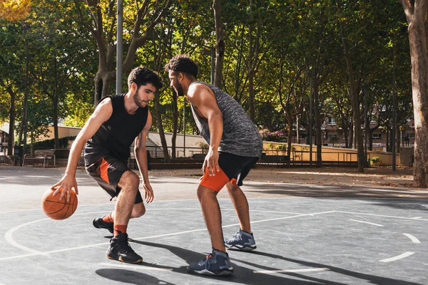 Dua Pemuda Bermain Basket Luar Ruangan Berjuang Untuk Bola — Stok Foto