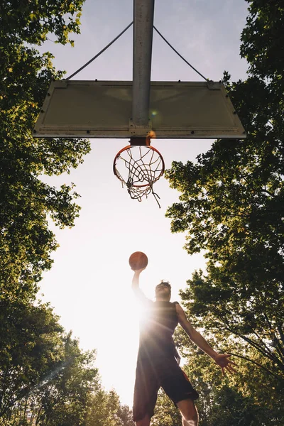 Pemain Basket Mencelupkan Bola Luar — Stok Foto