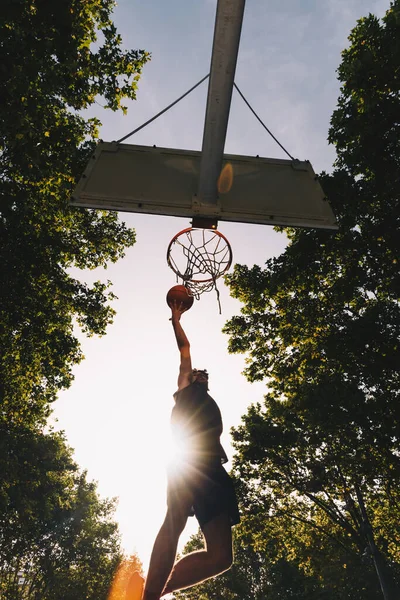 Pemain Basket Mencelupkan Bola Luar — Stok Foto