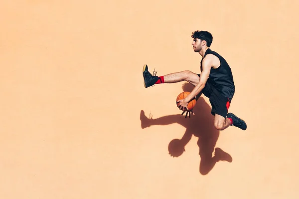Basketbalspeler Springen Met Bal Zijn Handen Voor Een Muur — Stockfoto