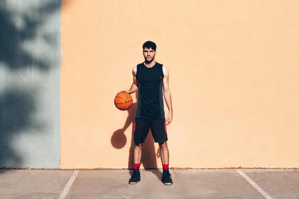 Pemain Basket Dengan Bola Depan Dinding — Stok Foto