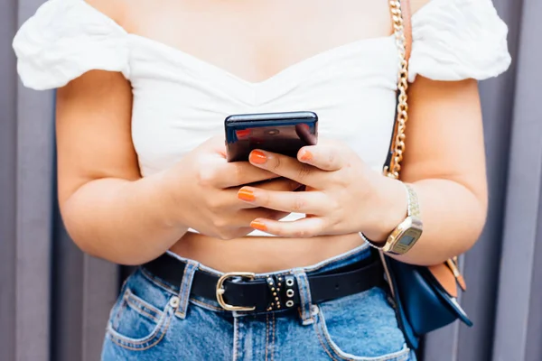 Mujer Irreconocible Envía Mensaje Texto Con Teléfono Inteligente — Foto de Stock