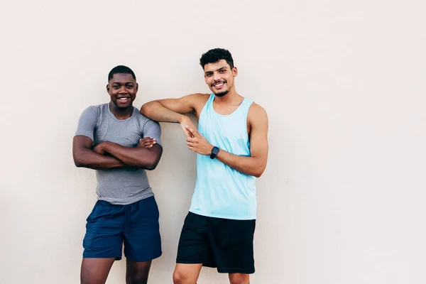 Dua Pemuda Berpakaian Dalam Pakaian Olahraga — Stok Foto