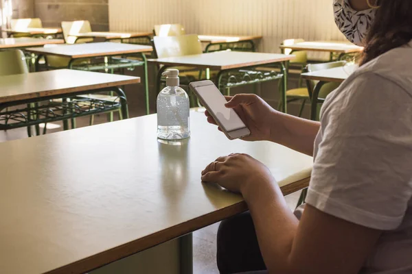 Nauczyciel Maską Twarzy Sprawdza Jej Smartfon Czekając Uczniów Nauczania — Zdjęcie stockowe