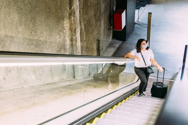 Mujer Joven Con Una Máscara Protectora Escaleras Mecánicas Metro —  Fotos de Stock