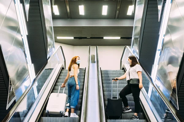 Dos Turistas Jóvenes Con Máscaras Faciales Utilizan Las Escaleras Mecánicas —  Fotos de Stock