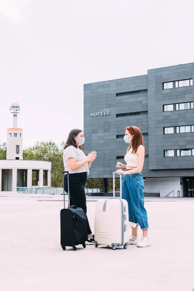 Dos Turistas Con Máscaras Faciales Conversan Mientras Mantienen Una Distancia —  Fotos de Stock