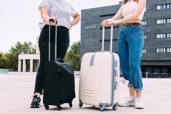 Otelin önünde bavullarıyla tanınmayan iki turist kalacak.