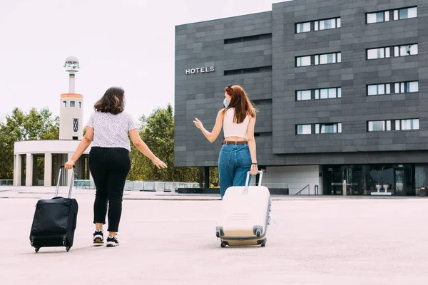 Dos Jóvenes Turistas Con Máscaras Pie Hotel Manteniendo Una Distancia —  Fotos de Stock