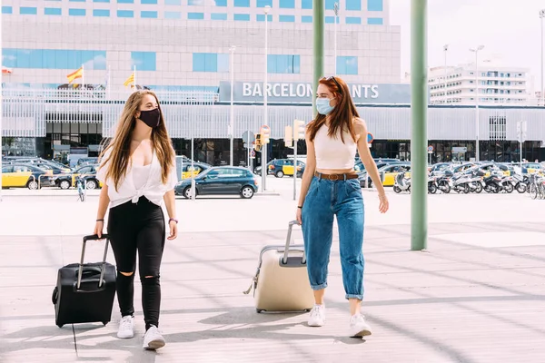 Dos Jóvenes Turistas Con Mascarilla Llegando Barcelona —  Fotos de Stock