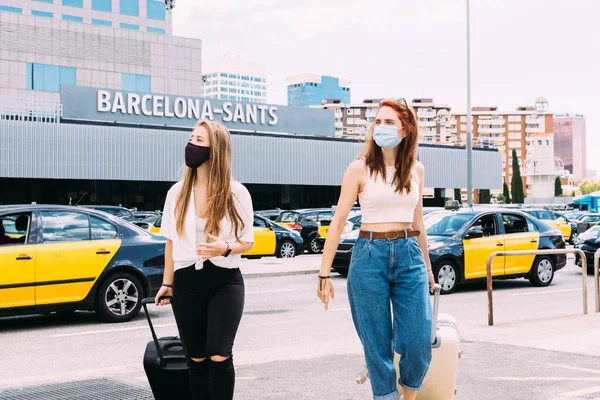 Dos Jóvenes Turistas Con Mascarilla Llegando Barcelona —  Fotos de Stock