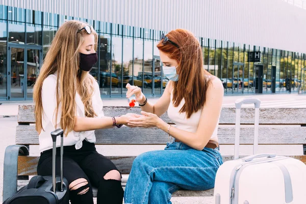 Dos Mujeres Turísticas Jóvenes Sentadas Banco Fuera Estación Tren Ponen —  Fotos de Stock