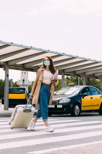 Mujer Joven Con Una Máscara Facial Cruza Calle Para Tomar —  Fotos de Stock