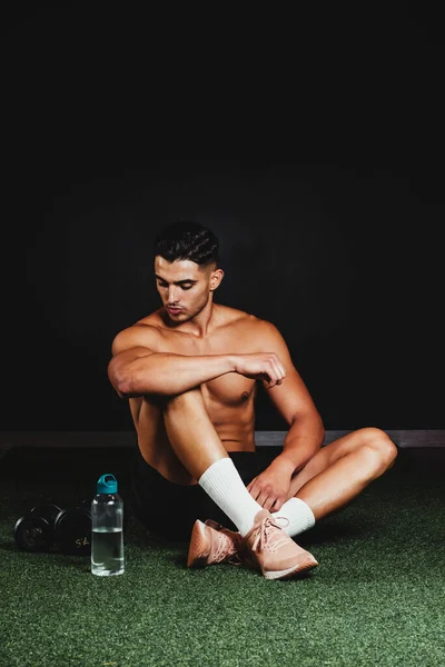 Pria Berotot Bertelanjang Dada Duduk Lantai Gym Sebelah Beberapa Bobot — Stok Foto