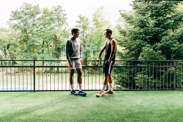 Dua Pria Berpakaian Olahraga Bicara Setelah Pelatihan Gym — Stok Foto