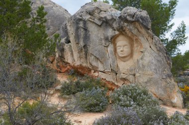 Ruta de las Caras İspanya 'nın Cuenca eyaletinin Buenda belediyesine bağlı bir turizm rotasıdır. Güzergahın bir kısmı, Caras de Buenda olarak bilinir, farklı boyutlarda taş heykeller için göze çarpar.