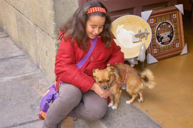           Ziyaret etmekten yorulunca bir mağazanın girişinde oturuyor ve saniyeler içinde bu yaklaşım gerçekleşiyor.                      