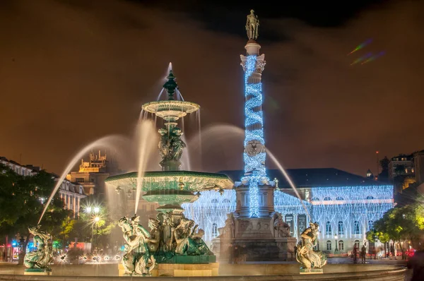 Gece olur ve Noel 'de Lizbon kareler ve pınarlar ışıkla süslenir.