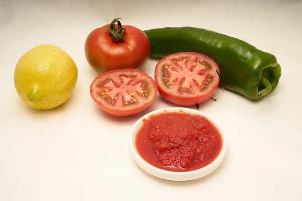 Meyve ve sebze çeşitleri. Koyu kırmızı arkaplan, elma, mango ve papaya içeren meyve ve sebze çeşitleri.                              