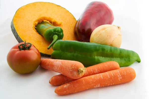 Meyve ve sebze çeşitleri. Koyu kırmızı arkaplan, elma, mango ve papaya içeren meyve ve sebze çeşitleri.                              