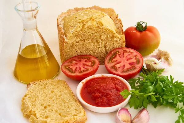 Meyve ve sebze çeşitleri. Koyu kırmızı arkaplan, elma, mango ve papaya içeren meyve ve sebze çeşitleri.                              