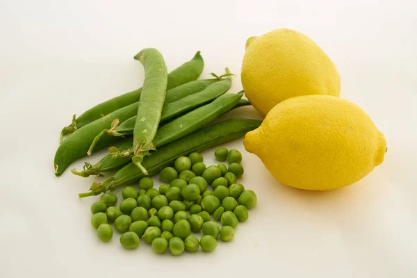 Meyve ve sebze çeşitleri. Koyu kırmızı arkaplan, elma, mango ve papaya içeren meyve ve sebze çeşitleri.                              