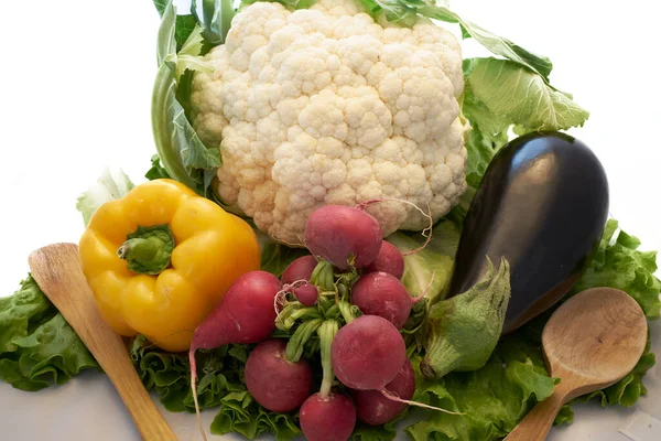  Taze sebze çeşitleri, sarı biber, patlıcan, karnabahar, şalgam.