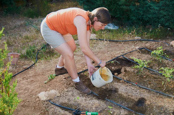 Kadın güllerini işinin bir ürünü olarak gösteriyor. 