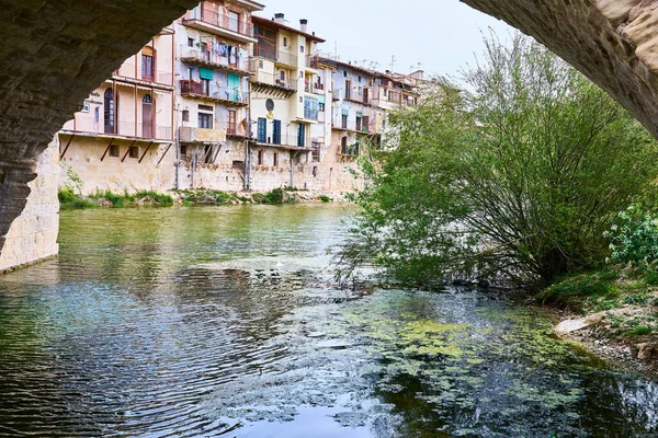 Частичный Вид Город Валдерробрес Сводом Средневекового Моста Попасть Город — стоковое фото
