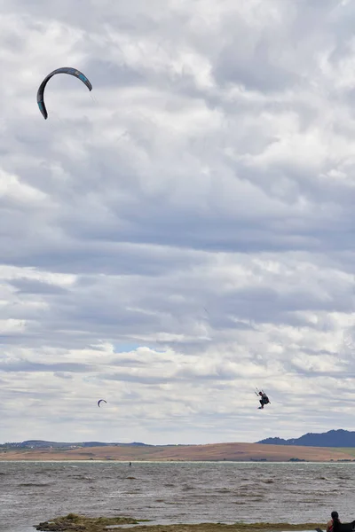 Ebro Rezervuarında uçurtma uçurmak, İspanya                               