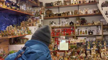 İspanya, Madrid 'de bir markette raflarda ve masalarda sergilenen çeşitli Noel doğumu figürleri.