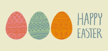 Mutlu Paskalyalar. Açık arkaplanda üç süslemeli yumurta, kırmızı, yeşil, turuncu. El çizimi harfler. Yatay DL boyutu.