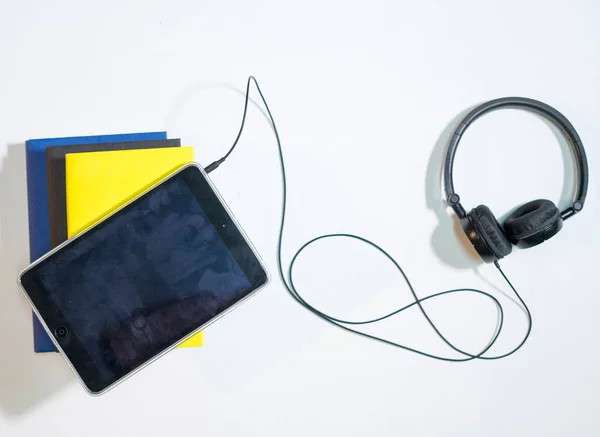 Libros Auriculares Aislados Sobre Fondo Blanco Vista Desde Arriba —  Fotos de Stock