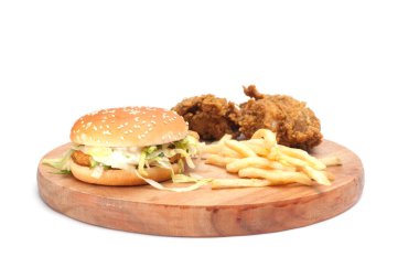 Kızarmış tavuklar, patates kızartmalı peynirli hamburgerler beyaz arka planda izole edilmiş tahta doğrama tahtaları..