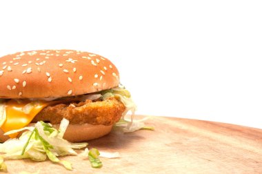 Cheese Burger 'ın beyaz arkaplanda izole edilmiş görüntüsünü yakın plan çek.