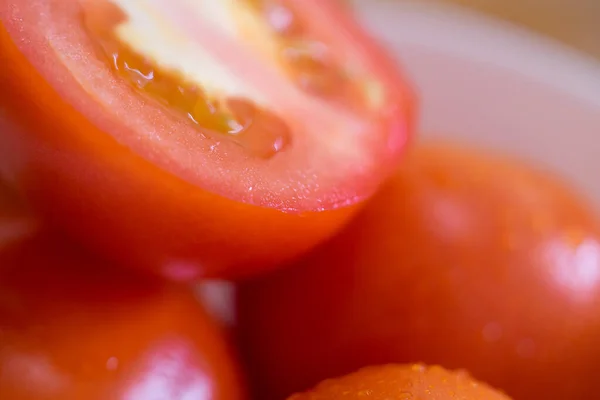 Primer Plano Tomates Frescos Tabla Cortar Madera Enfoque Selectivo — Foto de Stock