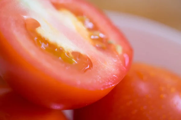 Primer Plano Tomates Frescos Tabla Cortar Madera Enfoque Selectivo — Foto de Stock