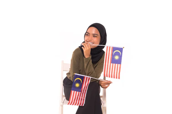 Szczęśliwa Młoda Malezja Dziewczyna Gospodarstwa Malezja Flaga Izolowane Białym Tle — Zdjęcie stockowe