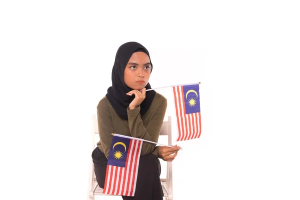 Menina Malaia Feliz Segurando Bandeira Malásia Isolada Sobre Fundo Branco — Fotografia de Stock
