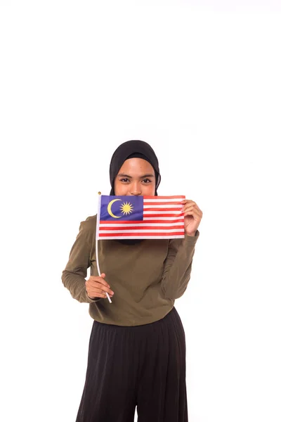 Menina Malaia Feliz Segurando Bandeira Malásia Isolada Sobre Fundo Branco — Fotografia de Stock
