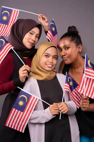 Μια Ομάδα Ανθρώπων Που Κρατούν Σημαία Της Μαλαισίας Γιορτάζουν Την — Φωτογραφία Αρχείου