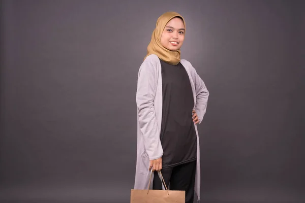 Happy Malay Gadis Memegang Tas Belanja Konsep Shopping — Stok Foto