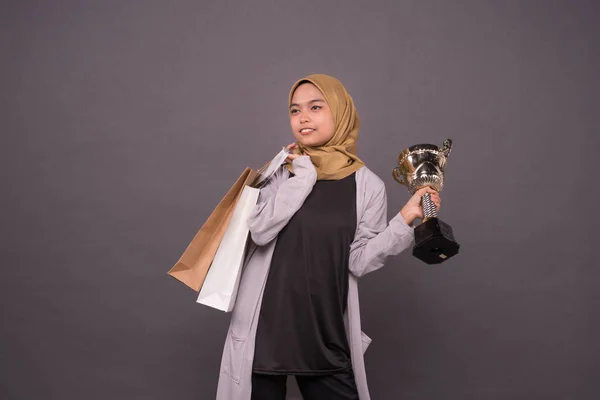 Slimme Consument Concept Happy Malay Meisje Met Boodschappentassen Gouden Trofee — Stockfoto