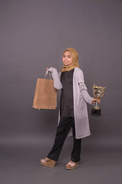 Slimme Consument Concept Happy Malay Meisje Met Boodschappentassen Gouden Trofee — Stockfoto