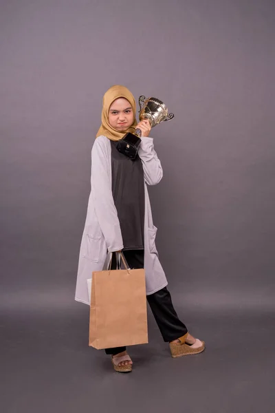 Inteligente Consumer Concept Happy Malaio Menina Segurando Sacos Compras Troféu — Fotografia de Stock