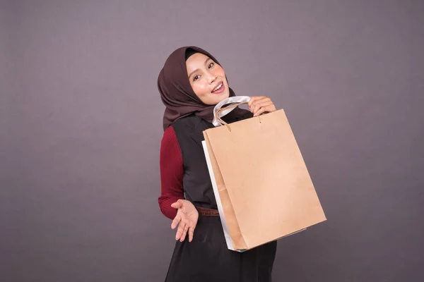 Gelukkig Moslim Maleisisch Meisje Met Boodschappentassen Winkelconcept Studio Neergeschoten — Stockfoto