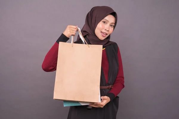 Hijab Fashion Happy Moslim Maleisisch Meisje Met Boodschappentassen Winkelconcept Studio — Stockfoto