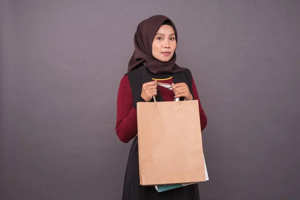 Hijab Fashion Happy Moslim Maleisisch Meisje Met Boodschappentassen Winkelconcept Studio — Stockfoto