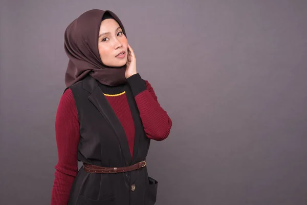 Hijab Fashion Malaysian Girl Trägt Hijab Und Lässiges Kleid — Stockfoto