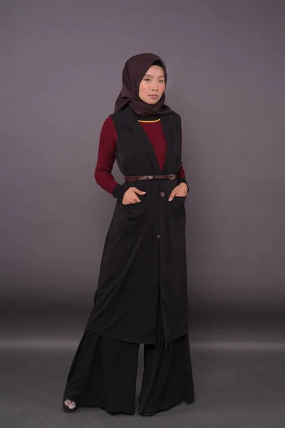 Menina Malaia Vestindo Hijab Vestido Casual — Fotografia de Stock